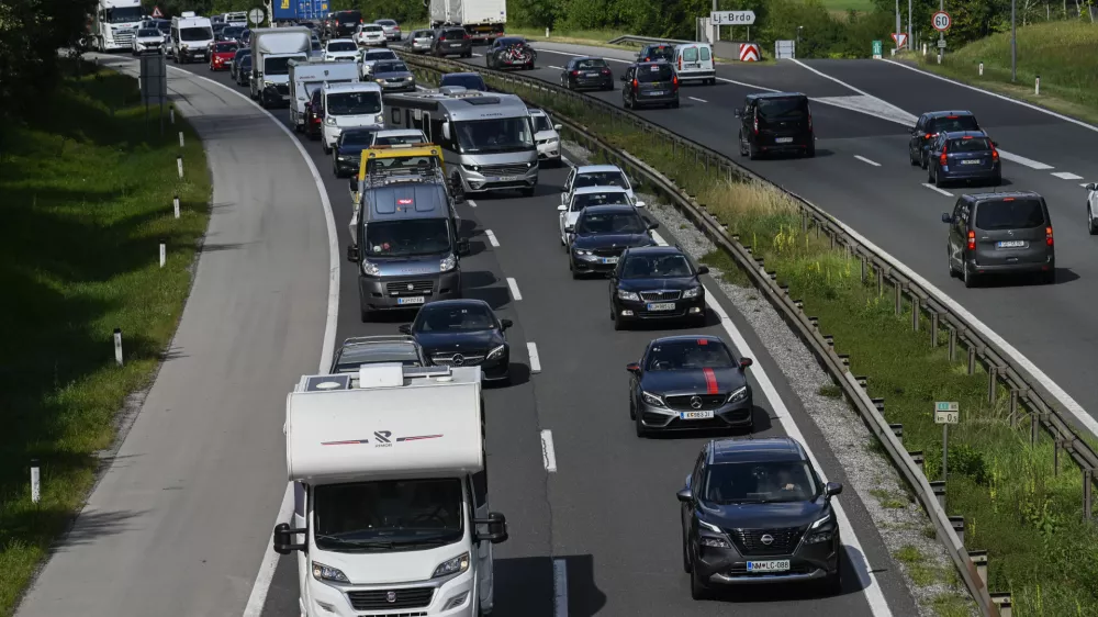 Gneča - simbolična fotografijaDARSavtocestacestazastojiprometrazcep Kozarjesmer Brezovicazastojgneča na cestah22.08.2025 - Gneča na avtocesti pri razcepu KozarjeFoto: Nik Erik Neubauer / Foto: Nik Erik Neubauer