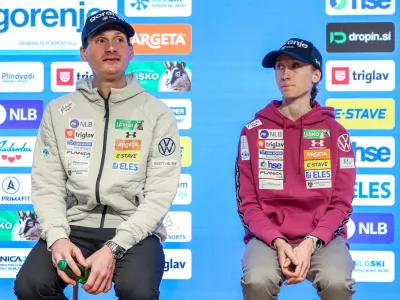 Ljubljana, Triglav Lab.Novinarska konferenca zenske in moske reprezentance v smucarskih skokih pred sklepnim dejanjem sezone v Planici.Smucarska skakalca Domen in Nika Prevc.