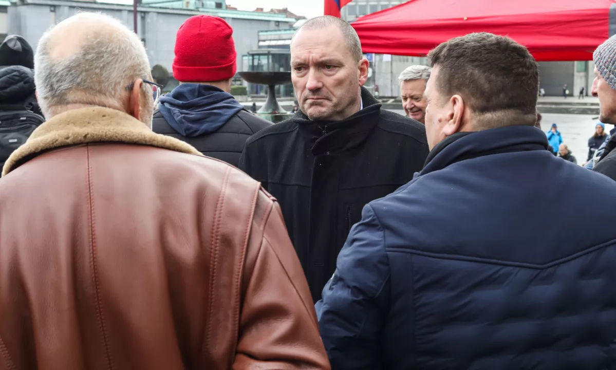 Po novem je božjih zapovedi devet. Nekateri bi zaradi razvpitih Podgorškovih bohinjskih počitnic dodali še deseto – plačaj račun, preden zapustiš hotel.