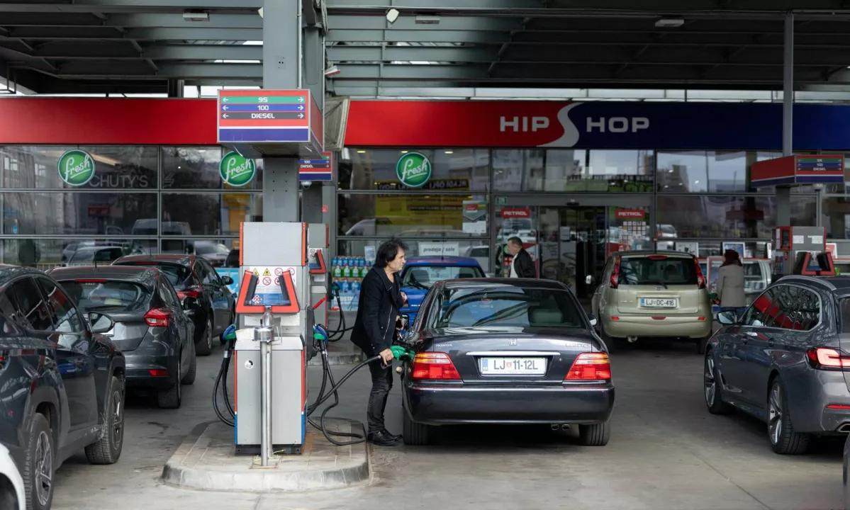 Trenutno je za liter dizla treba odšteti 2,096 evra. Cena litra 95-oktanskega bencina je medtem pri 1,931 evra.