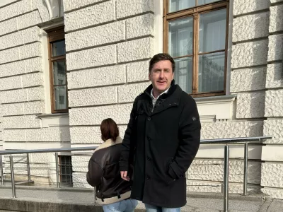 Po besedah zagovornika Bojana Celarja obtožba zoper Merimo Dizdarević (v ozadju) temelji na povsem neprepričljivih dokazih.  