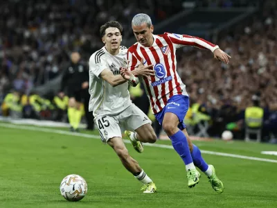 Soccer Football - LaLiga - Real Madrid v Atletico Madrid - Santiago Bernabeu, Madrid, Spain - March 22, 2026 Atletico Madrid's Antoine Griezmann in action with Real Madrid's Thiago Pitarch REUTERS/Jon Nazca