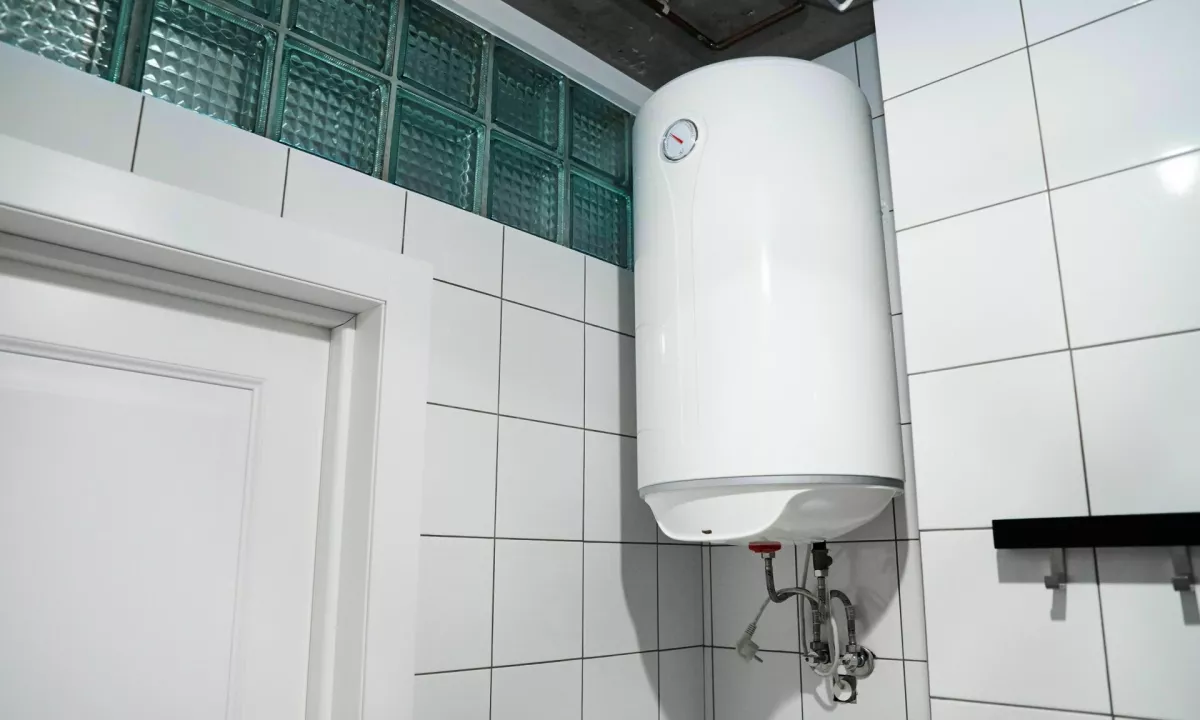 V slovenskih gospodinjstvih je grelnik vode oziroma bojler eden tistih aparatov, brez katerih si ne predstavljamo vsakdana, hkrati pa predstavlja enega največjih porabnikov električne energije.