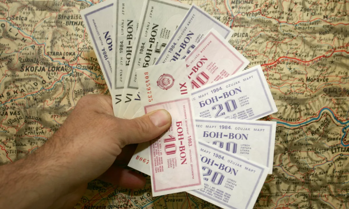 Za mnoge Slovence, ki se še živo spominjajo življenja pred štirimi desetletji, trenutna situacija prinaša močan občutek déjà vuja ...