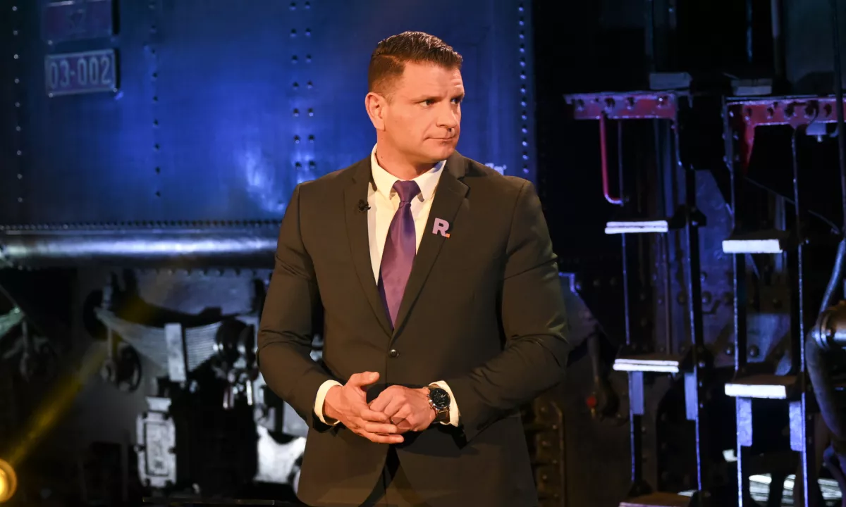 Populistični politik, ki je kljub pomanjkanju kilometrine uspešno nagovoril nezaupnike v sistem in osvojil srca razočaranih volilcev proti “stari politiki”.