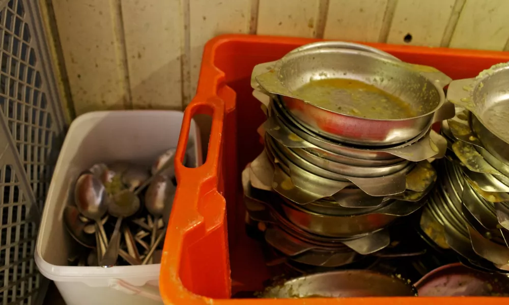 krožnik - inox tembal - posoda- Razdeljevalnica hrane v centru za brezdomce na Poljanski cesti, rev&scaron;čina - brezdomci - Zaveti&scaron;če za brezdomce, Poljanska cesta 45//FOTO: Luka Cjuha