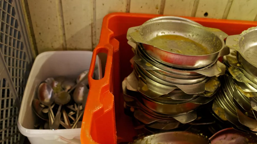 krožnik - inox tembal - posoda- Razdeljevalnica hrane v centru za brezdomce na Poljanski cesti, rev&scaron;čina - brezdomci - Zaveti&scaron;če za brezdomce, Poljanska cesta 45//FOTO: Luka Cjuha