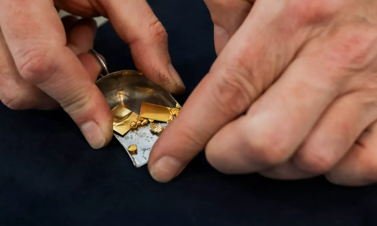 (REPORTAŽA) Pokukali smo v zakulisje nastajanja lepotnih dodatkov, s katerimi se človek kiti najmanj od prazgodovine naprej.