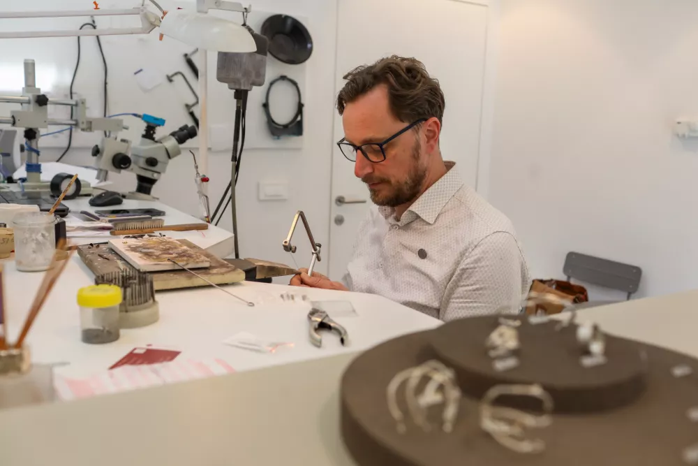 - Peter Dragolič, - 27.03.2026. - Reportaža o izdelovanju nakita v Rog Labu za nakit. Juvelirij, Juvelirnica usatnoviteljev: Sandre Vidmar, Petra Dragoliča, Kristine Drnov&scaron;ek.//FOTO: Bojan Velikonja / Foto: Bojan Velikonja