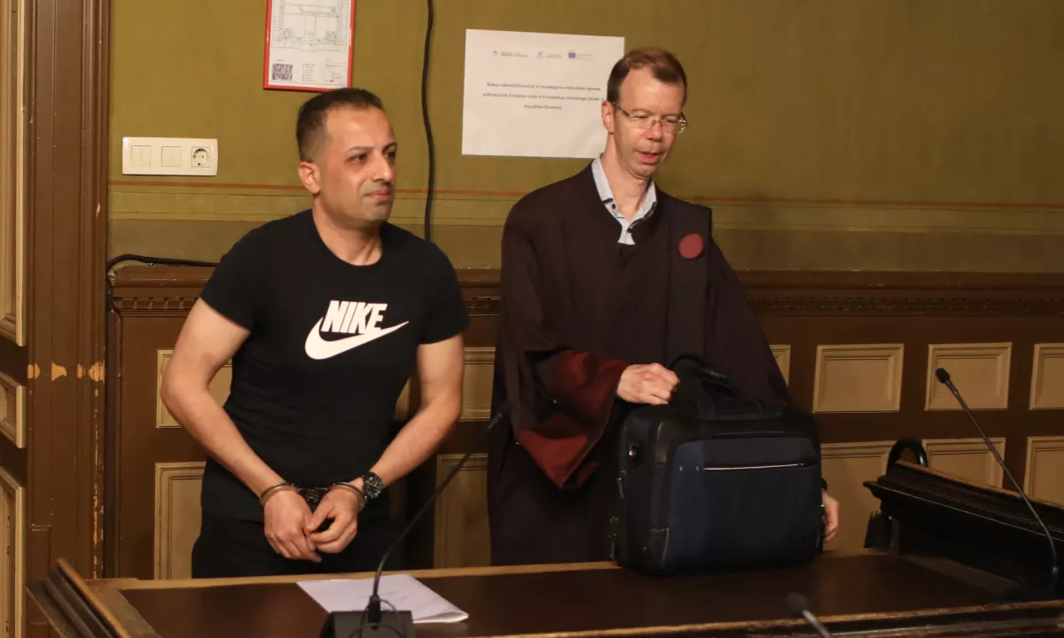 V tiralici je pisalo, da je oborožen in nevaren ter da se predstavlja z vsaj šestimi različnimi imeni.