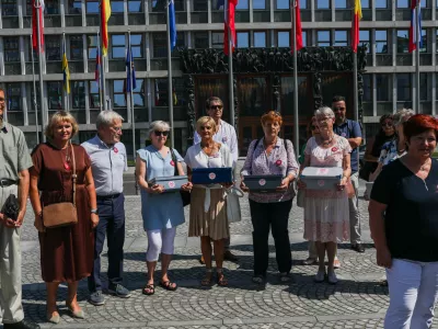 - Andrej Pleterski,. Brigita Skela Savič,- Du&scaron;an Keber., - Igor Pribac (v ozadju), - predsednica združenja Srebrna nit Anita Caruso.- 17.07.2023 - avtorji zakona o pomoči pri prostovoljnem končanju življenja so oddali zbrane podpise volivcev in volivk v zakonodajni postopek; - predlog zakona o dolgotrajni oskrbi,- Evtanazija //FOTO: Bojan Velikonja