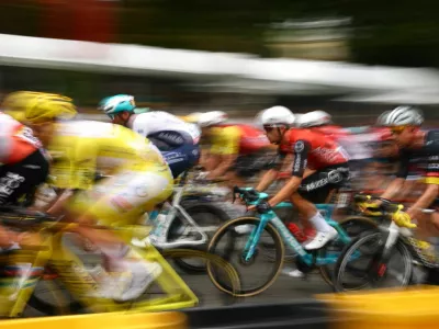 Cycling - Tour de France - Stage 21 - Mantes-la-Ville to Paris - Paris, France - July 27, 2025 UAE Team Emirates XRG's Tadej Pogacar wearing the yellow jersey in action with riders during Stage 21 REUTERS/Sarah Meyssonnier