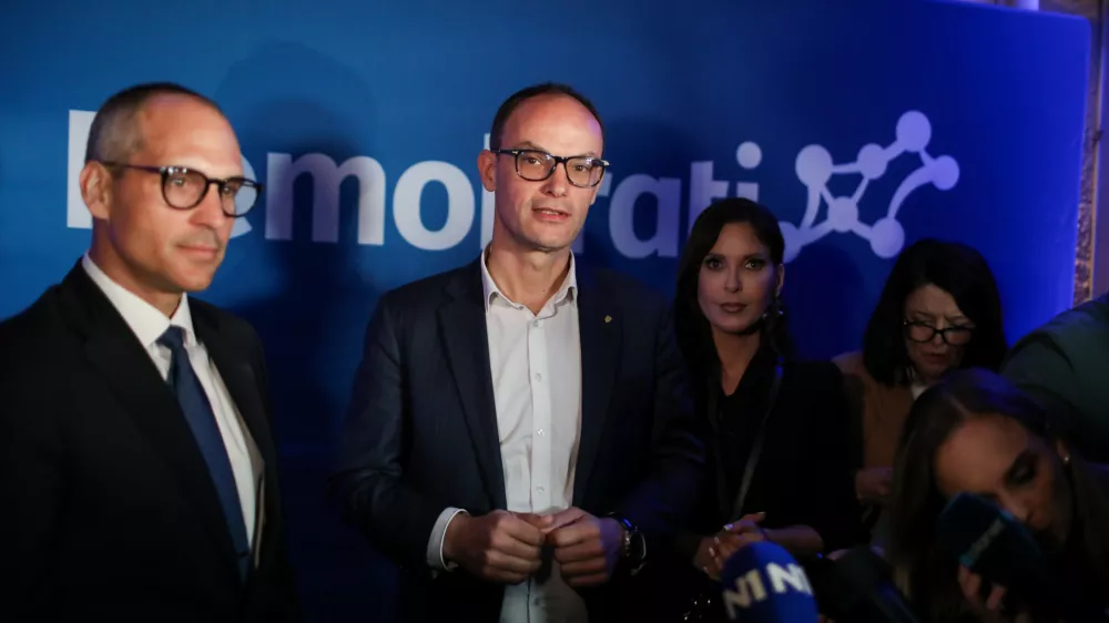- Tadej Ostrc, predsednik Sveta stranke,- Anže Logar, predsednik stranke,- Eva Irgl, podpredsednica stranke,- 22.03.2026. Volitve v Državni zbor 2026. Volilni &scaron;tab stranke Demokrati Anžeta Logarja.//FOTO: Bojan Velikonja