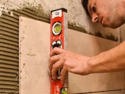 Concept of building and home renovation / Foto: Ivan Marjanovic Getty Images