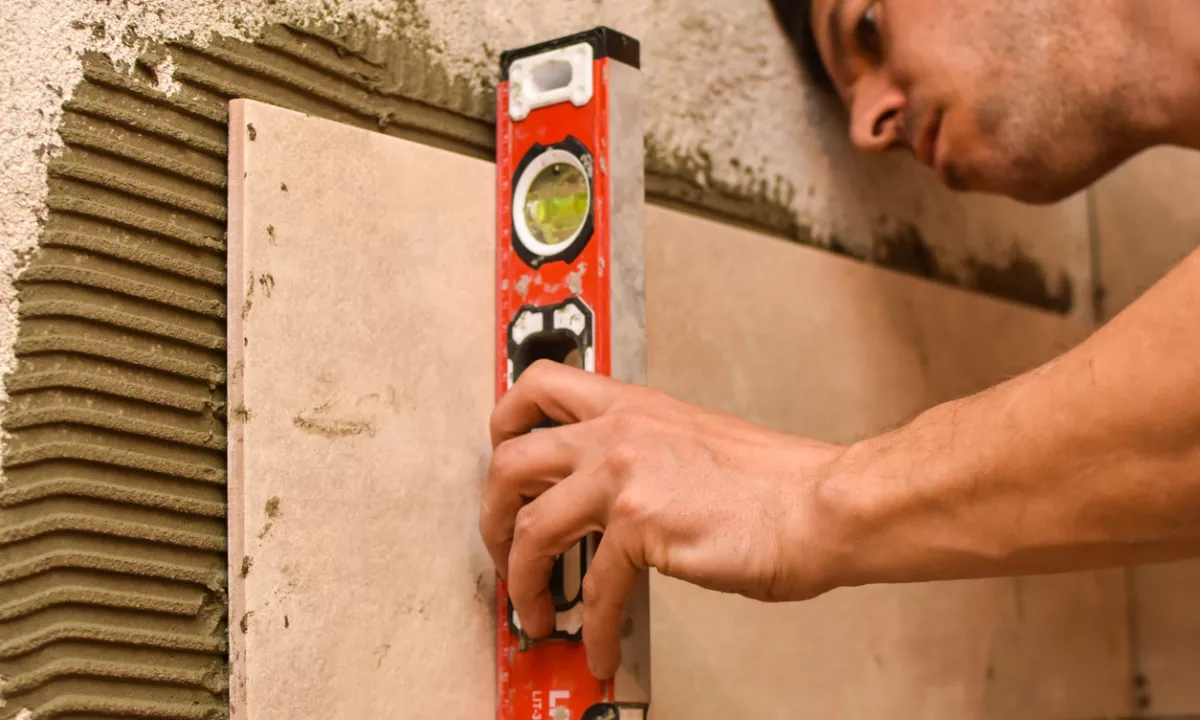 Kaj storiti, ko ploščice niso položene po dogovoru, obrtnik pa se ne odziva