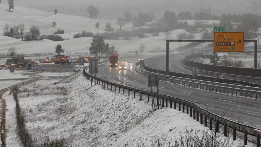 Ponekod po Sloveniji naletava sneg, rdeče opozorilo za sever države