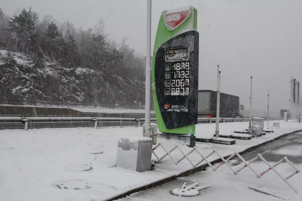 Ponekod po Sloveniji naletava sneg, rdeče opozorilo za sever države