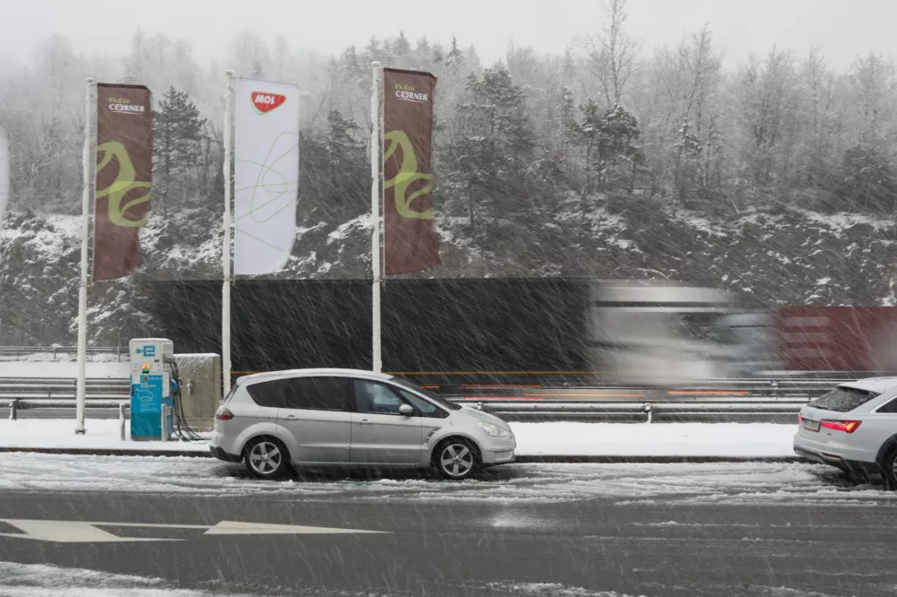 Ponekod po Sloveniji naletava sneg, rdeče opozorilo za sever države