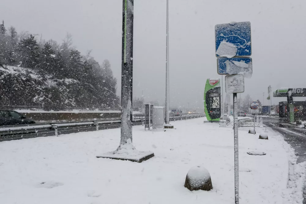 - Sneg, veter, Počivali&scaron;če Ravbarkomanda,- 26.03.2026. - Prehod hladne fronte čez Slovenijo z močnim vetrom in sneženjem.//FOTO: Bojan Velikonja