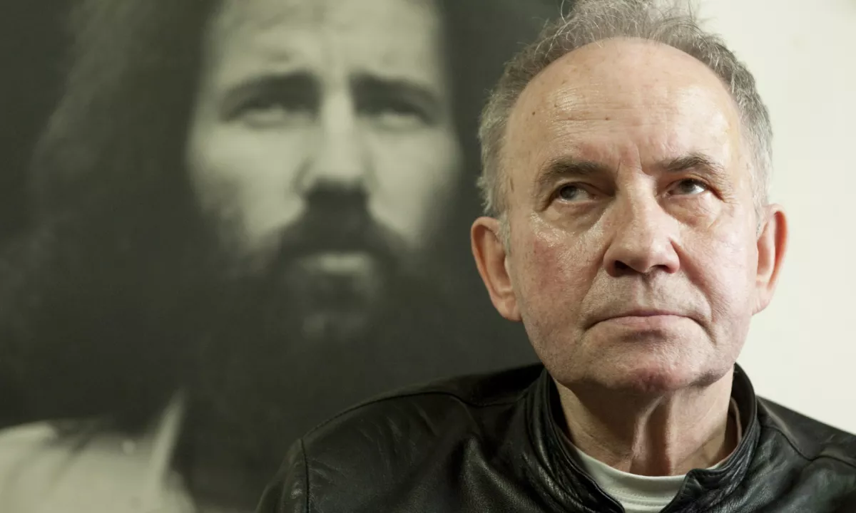 Po ogorčenem odzivu javnosti so mu nagrado odvzeli.