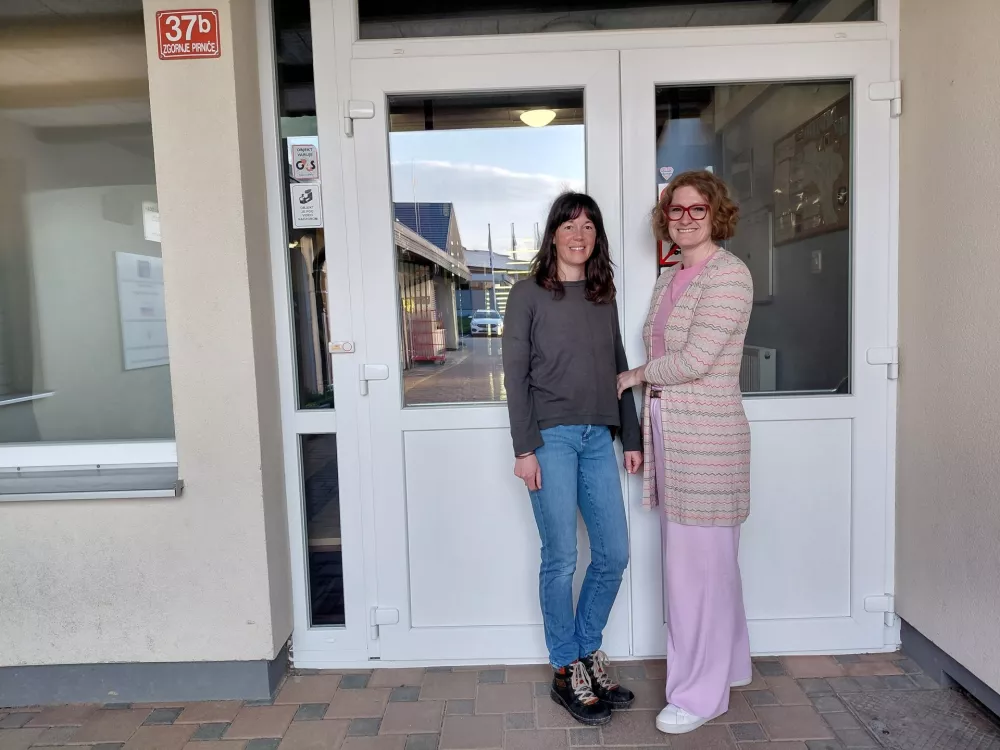 Otro&scaron;tvo brez pametnih telefonov &ndash; Počakajmo skupaj Vesna Perc Amy Skinner