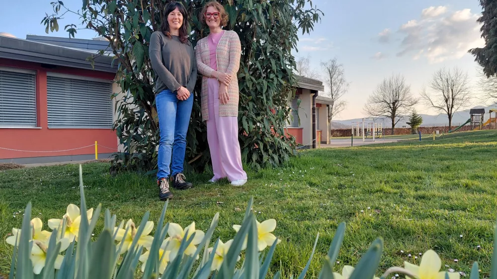 Otro&scaron;tvo brez pametnih telefonov &ndash; Počakajmo skupaj Vesna Perc Amy Skinner