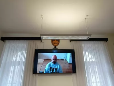 Star&scaron;ema grozil, da ju bo polil z bencinom in zažgal