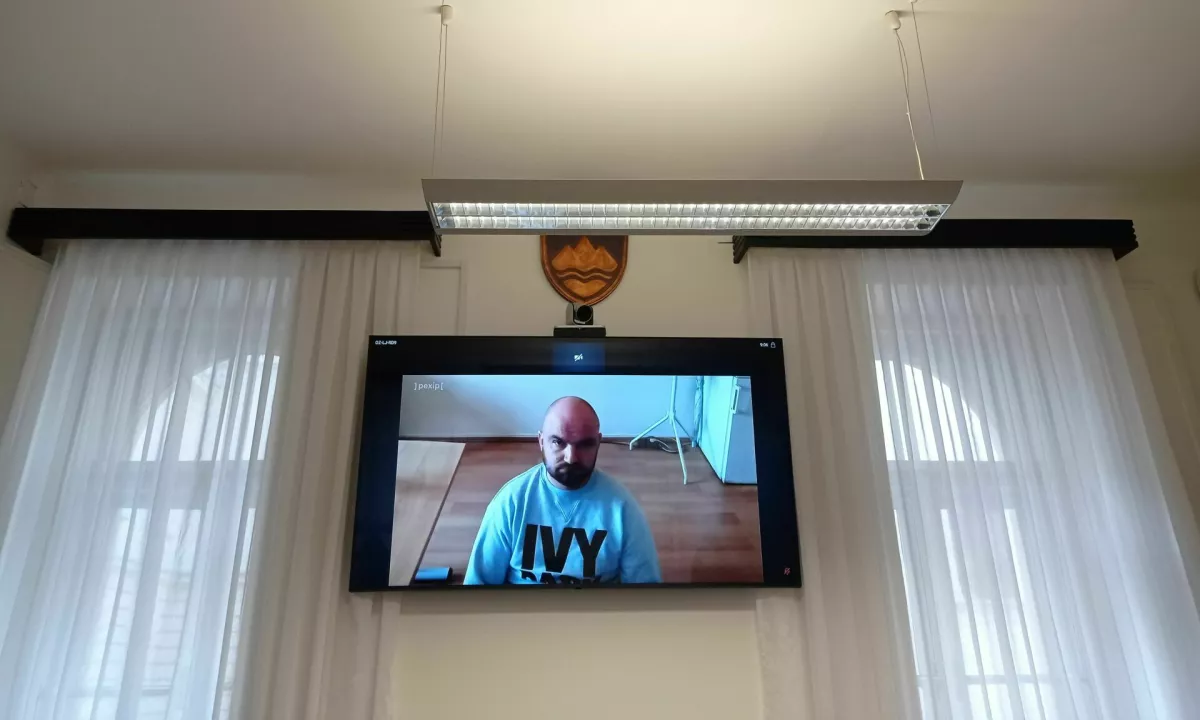 Marko Kuhar ni priznal krivde za družinsko nasilje nad očetom in mamo. Navedbe v obtožnici je označil za prenapihnjene.