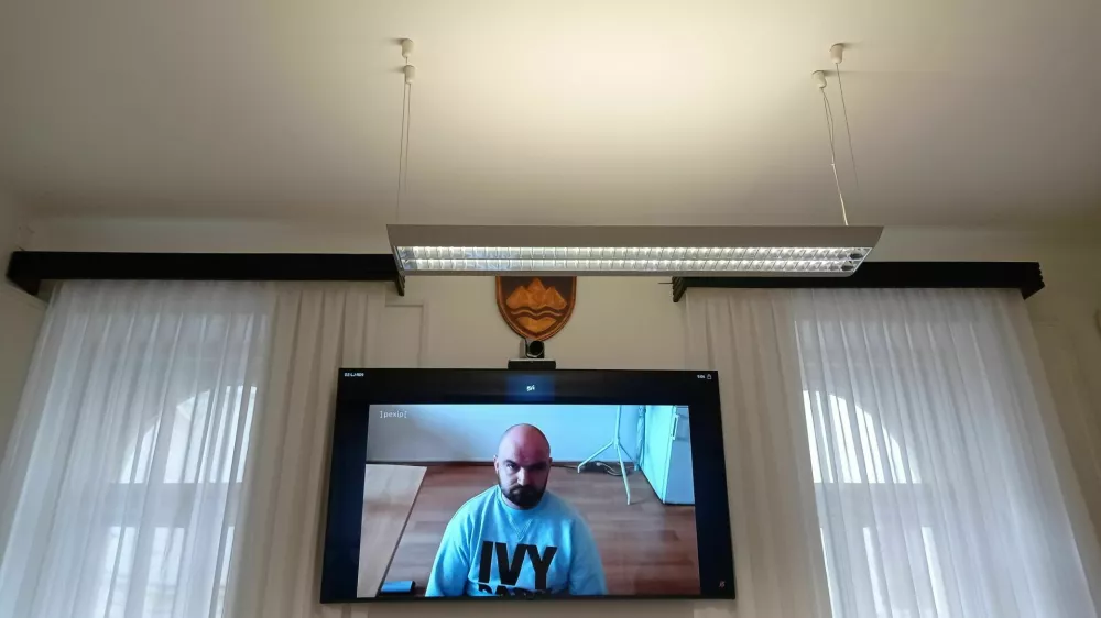 Star&scaron;ema grozil, da ju bo polil z bencinom in zažgal