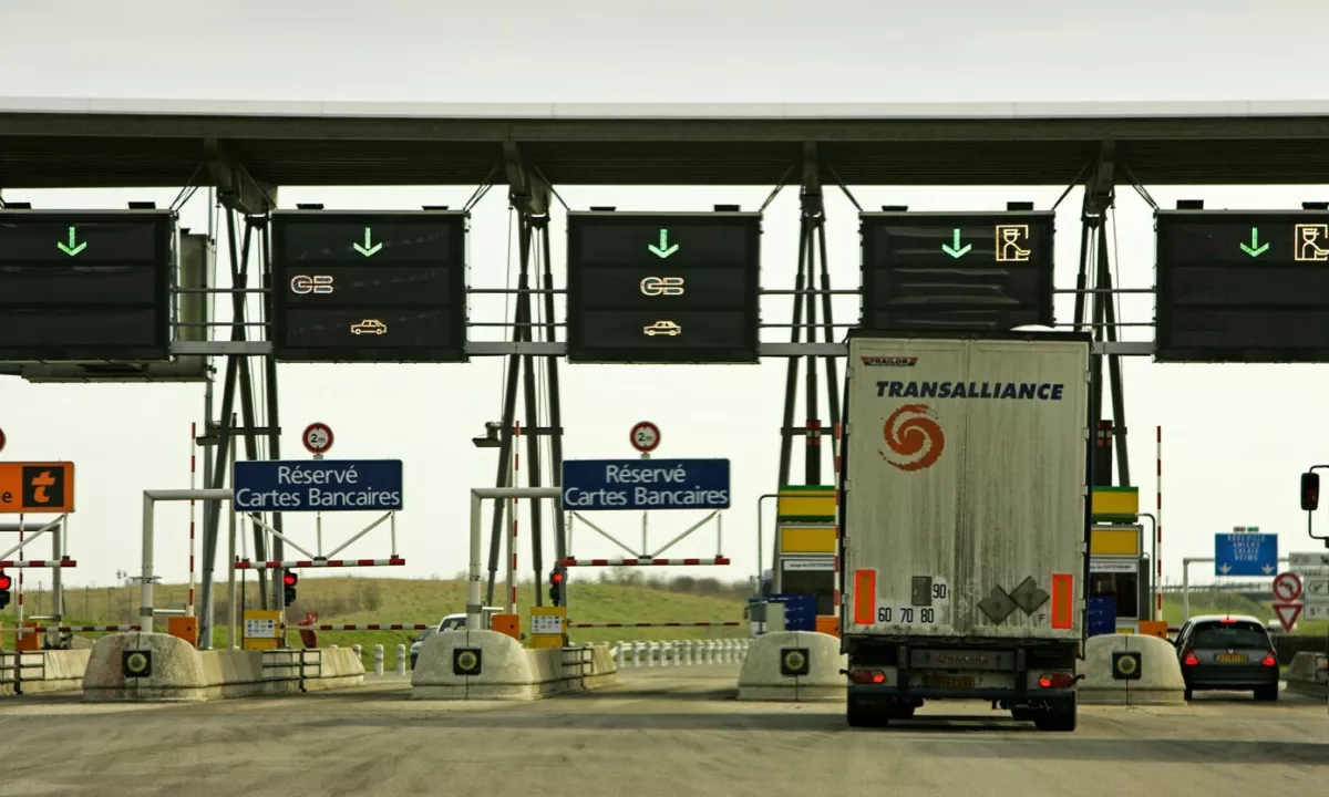 Francoski voznik tovornjaka je verjel, da je našel nepremagljiv recept za brezplačno vožnjo.