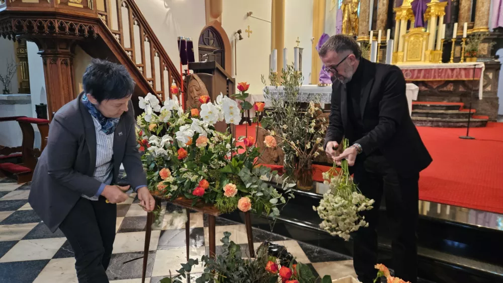 Radovljica, Cerkev svetega Petra.Predstavitev velikonocne okrasitve vatikanske bazilike.Florista Sabina Segula in Peter Ribic.