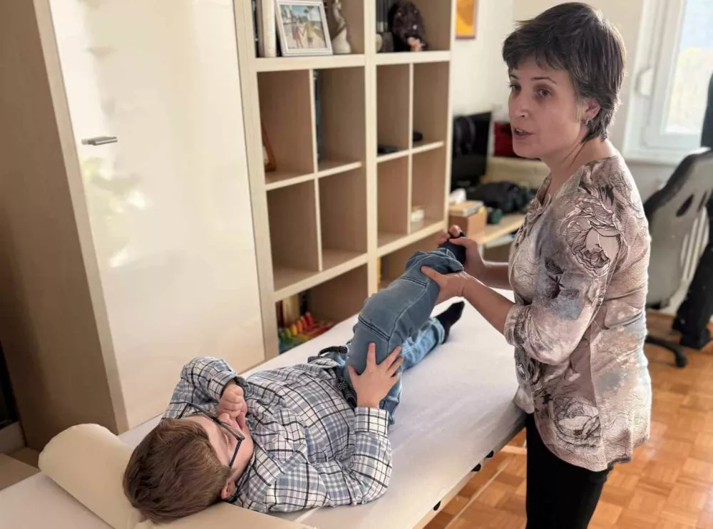 Tit Trentelj Zadobov&scaron;ek iz Trbovelj bo kmalu star deset let in če ne bo dobil ustreznega zdravila, je le &scaron;e vpra&scaron;anje časa, do kdaj bo lahko hodil. / Foto: Osebni Arhiv