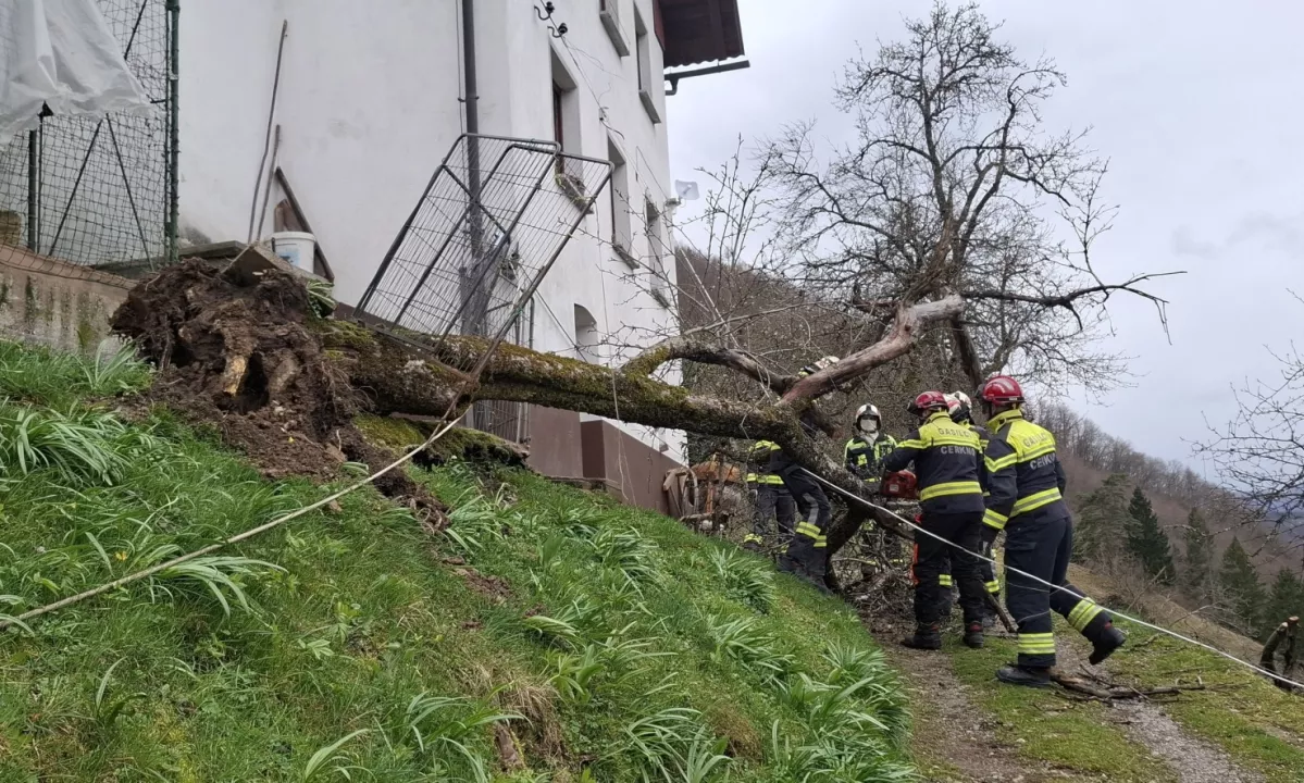 Najmočnejše sunke vetra vremenoslovci pričakujejo v drugi polovici noči in jutri dopoldne.