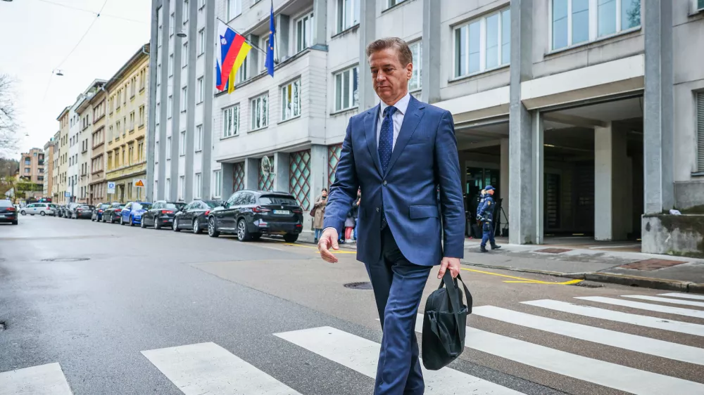 Ljubljana, vlada.Predsednik vlade Robert Golob ob odhodu s seje sveta za nacionalno varnost, na kateri so razpravljali o kriznih razmerah v svetu in energetski varnosti ter tujih vplivih na volitve v Sloveniji.