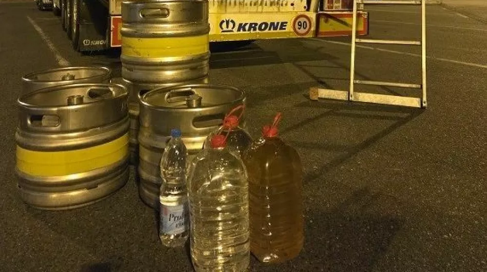 Na meji med Hrva&scaron;ko in Srbijo so cariniki zasegli 160 litrov rakije. 