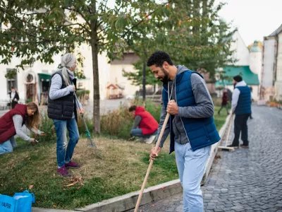 Urejanje bližnje trate poveže ljudi. Slika je simbolična. / Foto: Istock