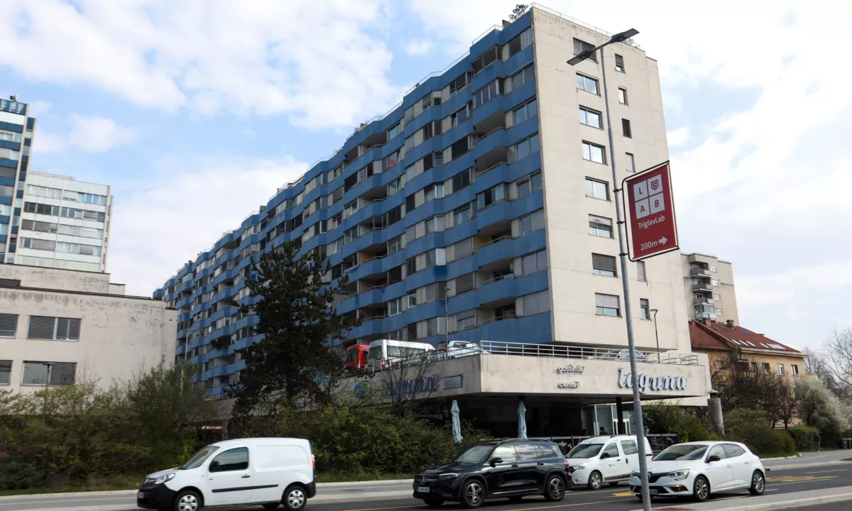 Stanovalci poslovno-stanovanjskega kompleksa Plava laguna so bili  nedavno nepričakovano obveščeni o odpovedi pogodbe s strani upravnika.