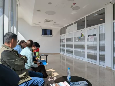 Od &scaron;estih okenc samo dve odprti, čakalnica pa polna. / Foto: Bralec