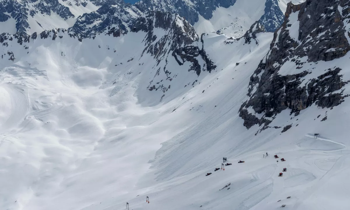 Na najvišji nemški gori Zugspitze so odstranili zadnjo vlečnico na vse manjšem ledeniku, kjer se po pol stoletja končuje smučarski turizem.