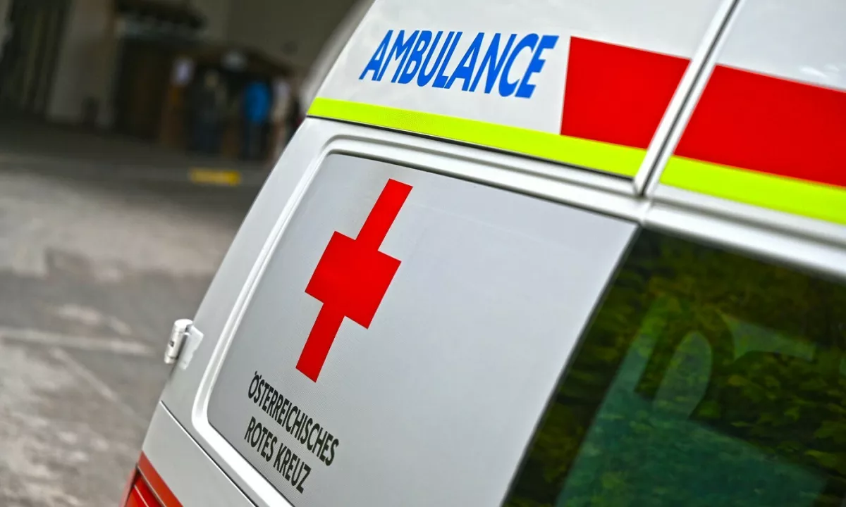 Na kmetiji je med opravljanjem rutinskih del v hlevu umrl 64-letni upokojeni kmet, potem ko ga je napadel bik.