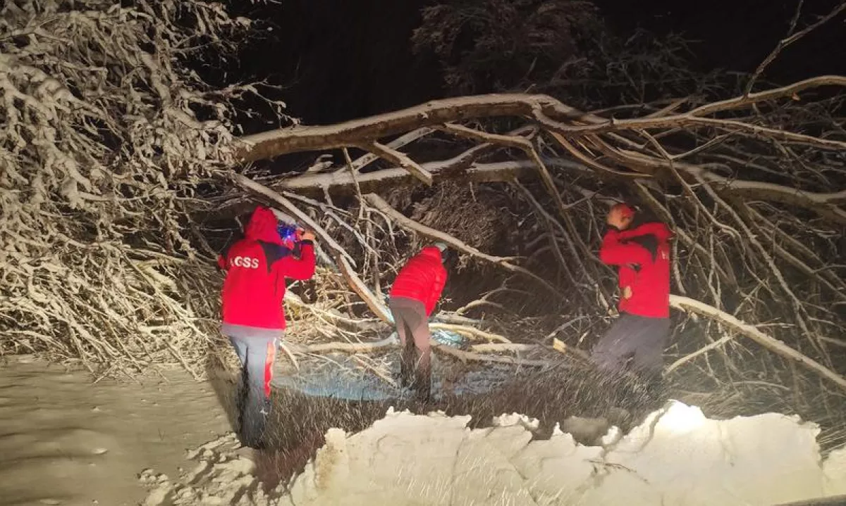 Dramatično reševanje se je uspešno končalo v poznih nočnih urah, ko so starše in štiri otroke varno prepeljali na toplo.