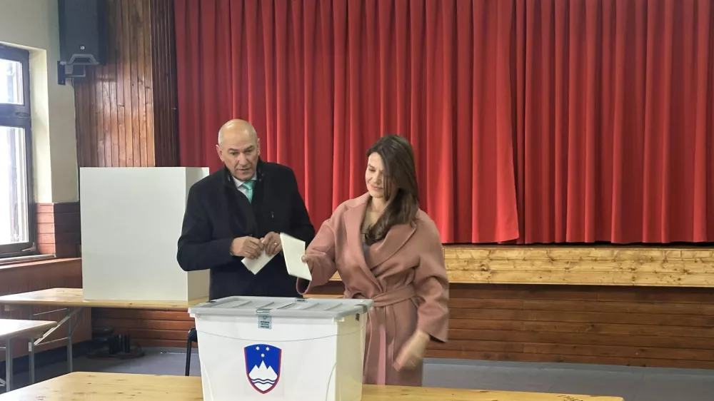 Arnace, Dom krajanov Sentilj.Volitve v drzavni zbor 2026.Predsednik stranke SDS Janez Jansa s soprogo Ursko Bacovnik Jansa na voliscu v Domu krajanov Sentilj.