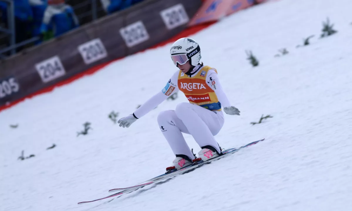 Nika Prevc je danes na treningu v Planici poletela 242,5 metra in postavila svetovni rekord.