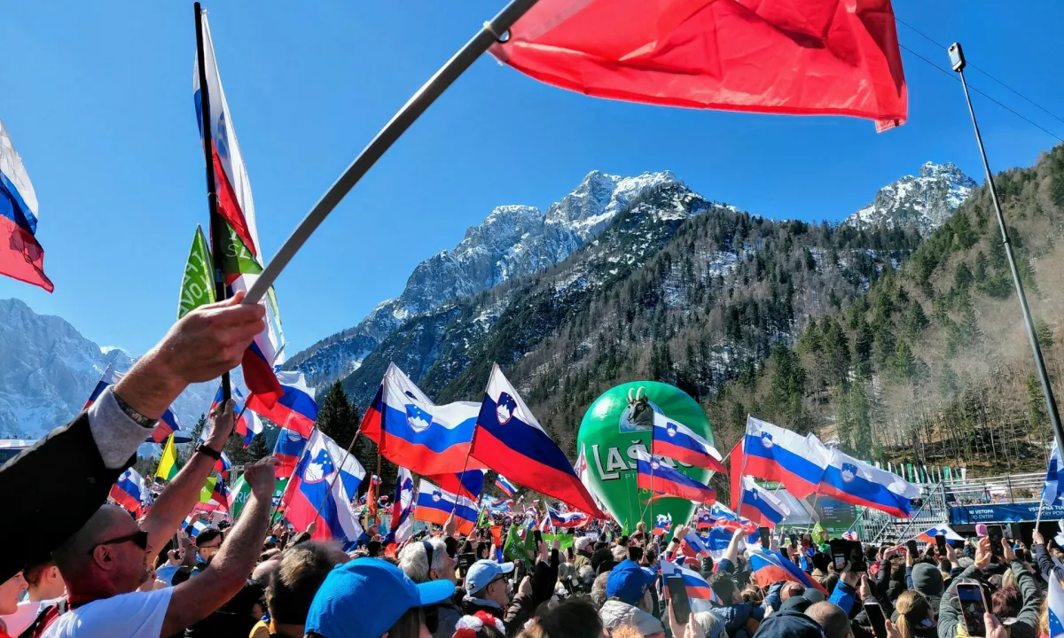 Na prizorišču je okoli 30.000 ljudi. Takšne gneče razposajeni planiški navijači ne pomnijo.