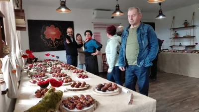 Razstava pirhov v Dobrovniku je pritegnila pozornost tako domačinov kot obiskovalcev od daleč. 