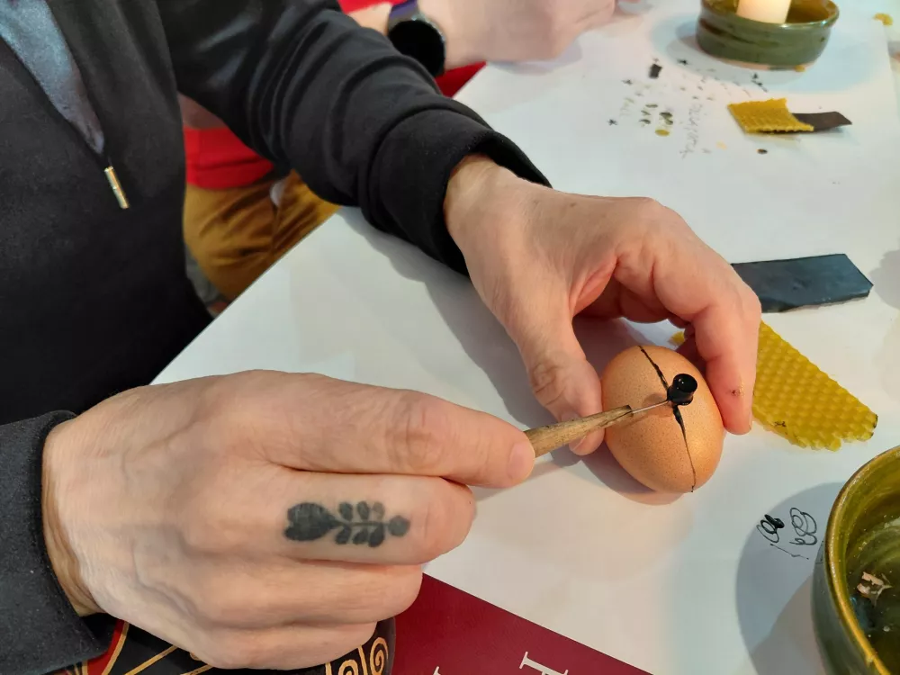 Poslikava jajčk poteka s stopljenim čebeljim voskom, ki se na povr&scaron;ino jajc nana&scaron;a s posebnim pisalom.