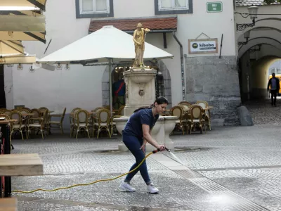 - 31.05.2022 &ndash; Ribji trg v Ljubljani &ndash; jutranje či&scaron;čenje &ndash; gostinski vrt - turistična sezona//FOTO: Tomaž Skale