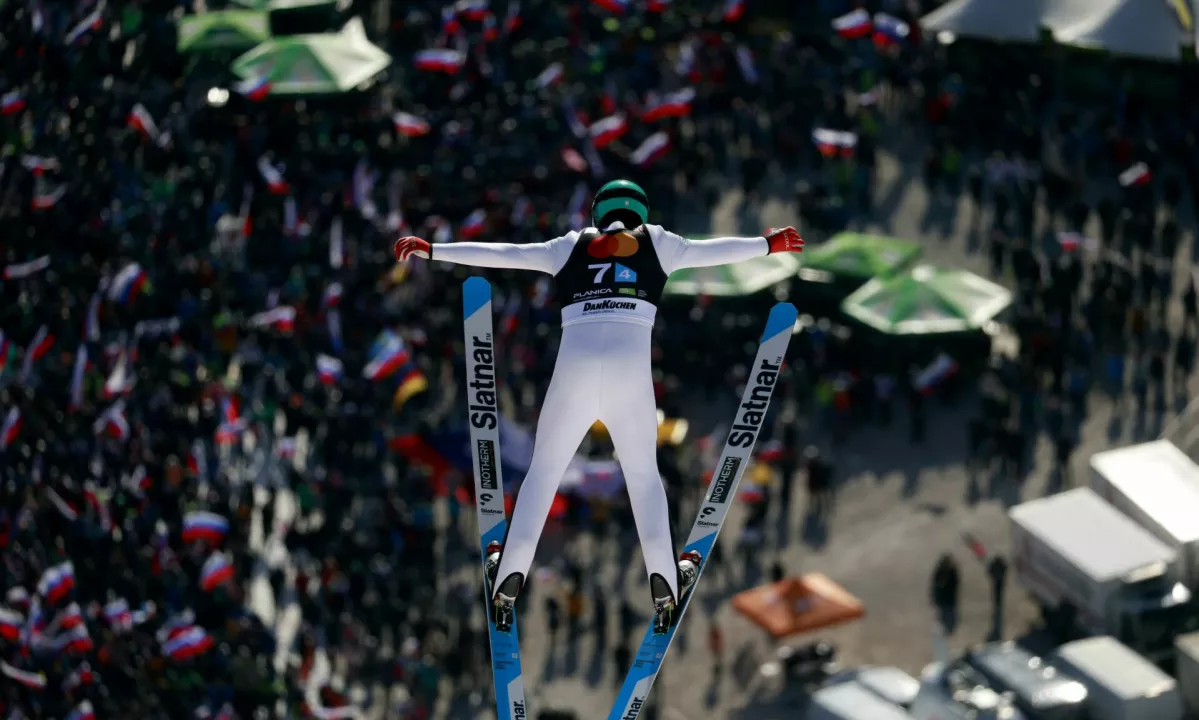 Najboljši skakalec zime je v poskusni seriji ekipne tekme v Planici poskrbel, da je pod Poncami za trenutek zavladala popolna tišina.