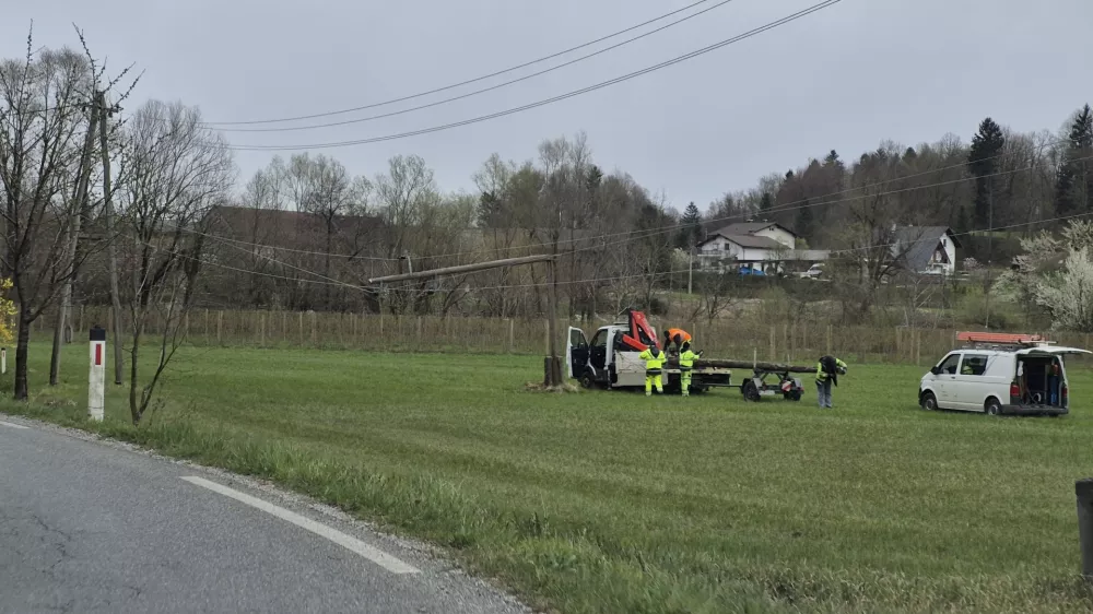 Hrusevo.Mocan veter je v Hrusevem v obcini Dobrova - Polhov Gradec podrl elektricni drog.