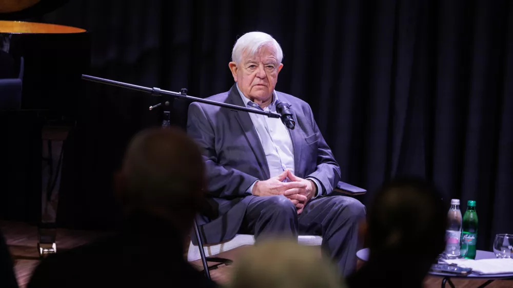 Ljubljana, Kazina Jazz Club.Pogovor SD Ljubljana z naslovom Komu bi zares koristila velika koalicija?.Nekdanji predsednik republike Milan Kucan.